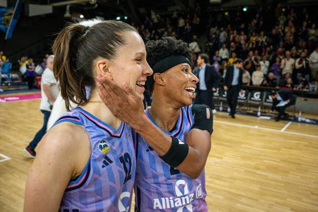 Basketball Berlin 25.10.2025 Saison 2025 2026 Toyota DBBL 1. Bundesliga Frauen, Damen Alba Berlin - SYNTAINICS MBC Lena Gohlisch (Alba, No.12) Deeshyra Thomas (Alba, No.21)