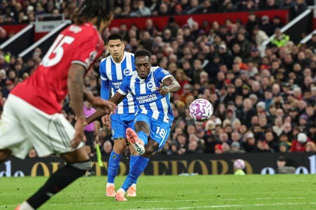 Premier League Manchester United, ManU v Brighton and Hove Albion Danny Welbeck of Brighton & Hove Albion scores from a free kick to make it 3-1 during the Premier League match Manchester United vs Brighton and Hove Albion at Old Trafford, Manchester, United Kingdom, 25th October 2025 (Photo by Mark Cosgrove News Images) Manchester Old Trafford Greater Manchester United Kingdom Copyright: xMarkxCosgrove NewsxImagesx