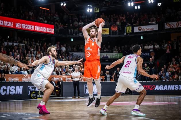 1. Basketball Bundesliga, easyCredit BBL, Saison 2025 2026, Herren, Hauptrunde, 5. Spieltag, 25.10.2025, RASTA Vechta - Telekom Baskets Bonn Luc van Slooten ( 6 - RASTA Vechta) in Aktion Vechta RASTA Dome Niedersachsen Deutschland