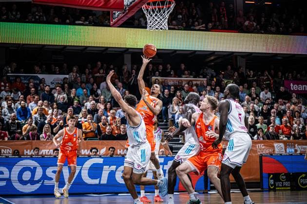 1. Basketball Bundesliga, easyCredit BBL, Saison 2025 2026, Herren, Hauptrunde, 5. Spieltag, 25.10.2025, RASTA Vechta - Telekom Baskets Bonn Alonzo Verge ( 11 - RASTA Vechta) beim Korbleger Vechta RASTA Dome Niedersachsen Deutschland