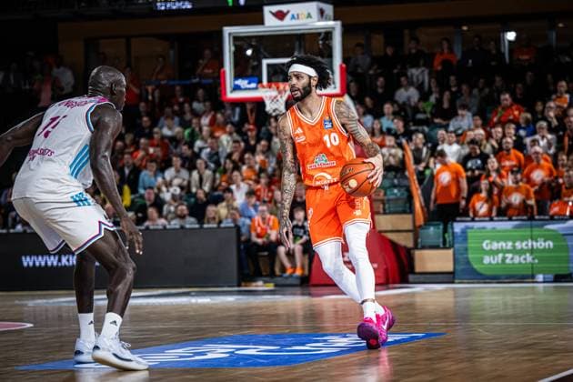 1. Basketball Bundesliga, easyCredit BBL, Saison 2025 2026, Herren, Hauptrunde, 5. Spieltag, 25.10.2025, RASTA Vechta - Telekom Baskets Bonn Tevin Brown ( 10 - RASTA Vechta) in Aktion Vechta RASTA Dome Niedersachsen Deutschland
