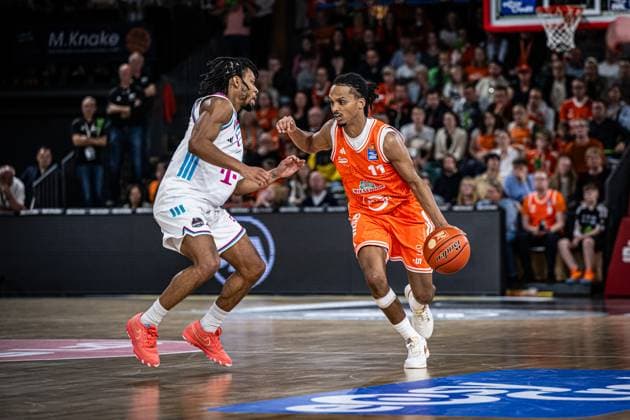 1. Basketball Bundesliga, easyCredit BBL, Saison 2025 2026, Herren, Hauptrunde, 5. Spieltag, 25.10.2025, RASTA Vechta - Telekom Baskets Bonn Alonzo Verge ( 11 - RASTA Vechta) in Aktion Vechta RASTA Dome Niedersachsen Deutschland