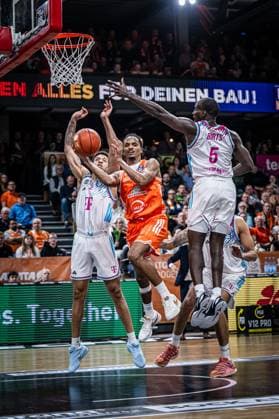 1. Basketball Bundesliga, easyCredit BBL, Saison 2025 2026, Herren, Hauptrunde, 5. Spieltag, 25.10.2025, RASTA Vechta - Telekom Baskets Bonn Alonzo Verge ( 11 - RASTA Vechta) in Aktion Vechta RASTA Dome Niedersachsen Deutschland