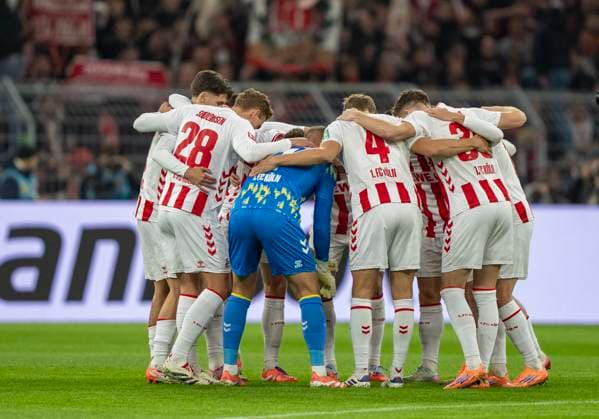 Die Mannschaft vom 1. FC Köln schwört sich auf das Spiel ein 25.10.2025, Fussball, 1. Bundesliga: Borussia Dortmund - 1. FC Köln in Dortmund, Signal Iduna Park DFL regulations prohibit any use of photographs as image sequences and or quasi-video. Copyright: HMBxMedia xMarcoxBader