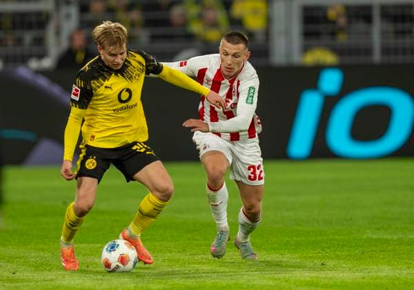Zweikampf zwischen: Daniel SVENSSON (Borussia Dortmund, 24) und Kristoffer Lund (1. FC Koeln, 32) 25.10.2025, Fussball, 1. Bundesliga: Borussia Dortmund - 1. FC Köln in Dortmund, Signal Iduna Park DFL regulations prohibit any use of photographs as image sequences and or quasi-video. Copyright: HMBxMedia xMarcoxBader