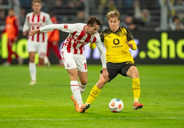 Zweikampf zwischen: Jakub Kaminski (1. FC Koeln, 16) und Daniel SVENSSON (Borussia Dortmund, 24) 25.10.2025, Fussball, 1. Bundesliga: Borussia Dortmund - 1. FC Köln in Dortmund, Signal Iduna Park DFL regulations prohibit any use of photographs as image sequences and or quasi-video. Copyright: HMBxMedia xMarcoxBader