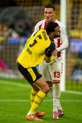 Ramy BENSEBAINI (Borussia Dortmund, 5) lag am Boden. Said El Mala (1. FC Koeln, 13) hilft ihm auf. 25.10.2025, Fussball, 1. Bundesliga: Borussia Dortmund - 1. FC Köln in Dortmund, Signal Iduna Park DFL regulations prohibit any use of photographs as image sequences and or quasi-video. Copyright: HMBxMedia xMarcoxBader