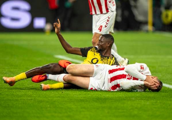 Dominique Heintz (1. FC Koeln, 3) liegt am Boden, hält sich an den Kopf. Serhou GUIRASSY (Borussia Dortmund, 9) winkt ab und zeigt an, dass er ihn nicht getroffen habe 25.10.2025, Fussball, 1. Bundesliga: Borussia Dortmund - 1. FC Köln in Dortmund, Signal Iduna Park DFL regulations prohibit any use of photographs as image sequences and or quasi-video. Copyright: HMBxMedia xMarcoxBader