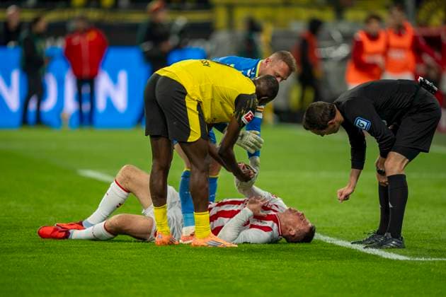 Dominique Heintz (1. FC Koeln, 3) liegtr am Boden. Serhou GUIRASSY (Borussia Dortmund, 9). Marvin Schwaebe (1. FC Koeln, 1 und Benjamin Brand (DFB Schiedsrichter) kümmern sich um ihn 25.10.2025, Fussball, 1. Bundesliga: Borussia Dortmund - 1. FC Köln in Dortmund, Signal Iduna Park DFL regulations prohibit any use of photographs as image sequences and or quasi-video. Copyright: HMBxMedia xMarcoxBader