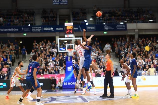 RECORD DATE NOT STATED Sprungball zwischen DJ Horne (0; MLP Academics Heidelberg) und Christian Skladanowski (19; Fitness First) im SNP-Dome easyCredit BBL: MLP Academics Heidelberg – Fitness First Würzburg Baskets am 25.10.2025 im SNP-Dome, Heidelberg Sprungball zwischen DJ Horne (0; MLP Academics Heidelberg) und Christian Skladanowski (19; Fitness First) Copyright: xSpeedshotx