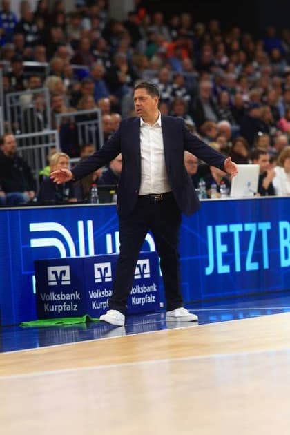 RECORD DATE NOT STATED Coach an der Seitenlinie gibt Anweisungen easyCredit BBL: MLP Academics Heidelberg – Fitness First Würzburg Baskets am 25.10.2025 im SNP-Dome, Heidelberg Coach an der Seitenlinie Copyright: xSpeedshotx