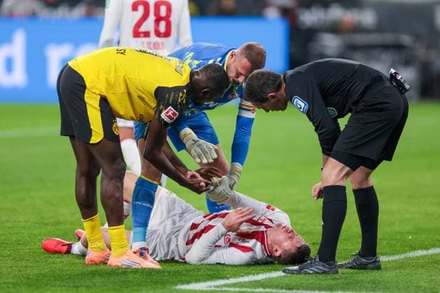 25.10.2025, 1. Bundesliga, 8. Spieltag, Borussia Dortmund - 1. FC Köln, v. l. Serhou Guirassy (Borussia Dortmund) entschuldigt sich bei Dominique Heintz (1. FC Köln), Dortmund Signal Iduna Park NRW Deutschland xRHR-FOTO DEx Copyright: DennisxEwert RHR-FOTOx RHR-FOTO DE
