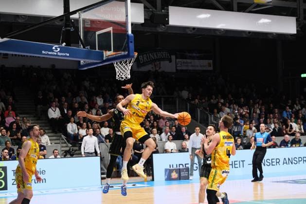 ProA - Phoenix Hagen vs. BBC Bayreuth; Hagen; 24.10.2025 Dennis Nawrocki (Phoenix Hagen, 2, Guard), Bjarne Kraushaar (Phoenix Hagen, 4, Guard) Copyright: xBEAUTIFULxSPORTS Piepenstockx