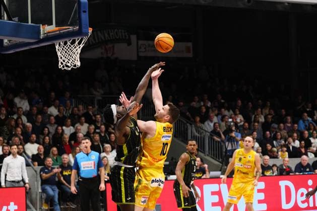 ProA - Phoenix Hagen vs. BBC Bayreuth; Hagen; 24.10.2025 Fabian Bleck (Phoenix Hagen, 10, Forward) beim Korblegerversuch. Verteidigt Copyright: xBEAUTIFULxSPORTS Piepenstockx