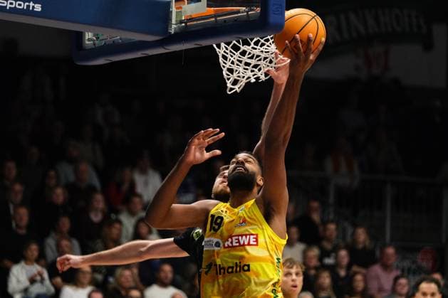 ProA - Phoenix Hagen vs. BBC Bayreuth; Hagen; 24.10.2025 Lucas N’Guessan (Phoenix Hagen, 19, Center) beim Korbleger Copyright: xBEAUTIFULxSPORTS Piepenstockx