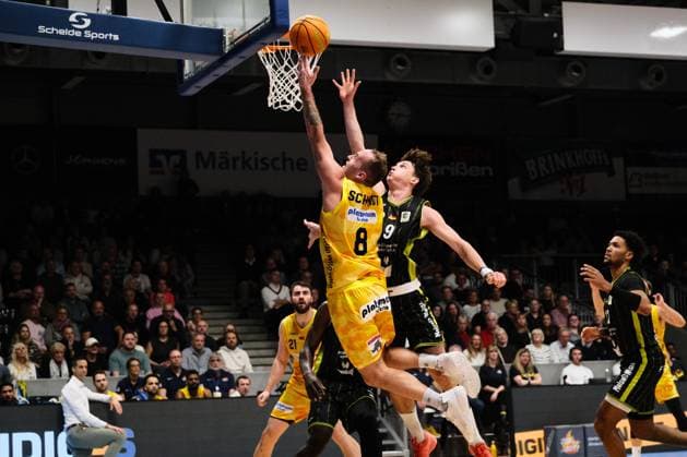 ProA - Phoenix Hagen vs. BBC Bayreuth; Hagen; 24.10.2025 Devin Schmidt (Phoenix Hagen, 8, Guard) beim Korbleger, verteidigt durch Noah Wabersich (BBC Bayreuth, 9, PG) Copyright: xBEAUTIFULxSPORTS Piepenstockx