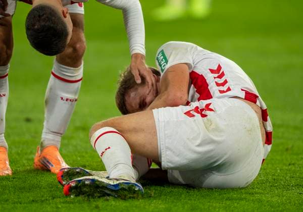 Timo Huebers (1. FC Koeln, 4) hält sich vor Schmerz an sein Knie. 25.10.2025, Fussball, 1. Bundesliga: Borussia Dortmund - 1. FC Köln in Dortmund, Signal Iduna Park DFL regulations prohibit any use of photographs as image sequences and or quasi-video. Copyright: HMBxMedia xMarcoxBader