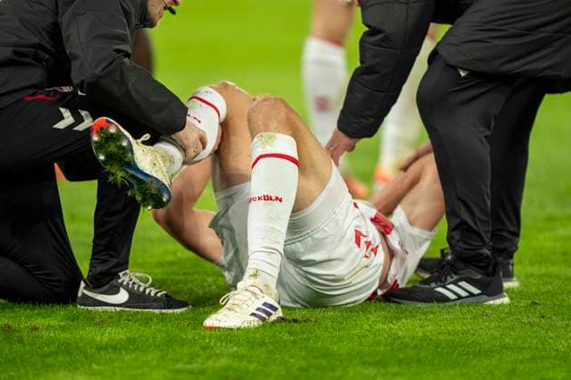 Timo Huebers (1. FC Koeln, 4) liegt am Boden. Das Knie ist in einer unnatürlichen Haltung. 25.10.2025, Fussball, 1. Bundesliga: Borussia Dortmund - 1. FC Köln in Dortmund, Signal Iduna Park DFL regulations prohibit any use of photographs as image sequences and or quasi-video. Copyright: HMBxMedia xMarcoxBader
