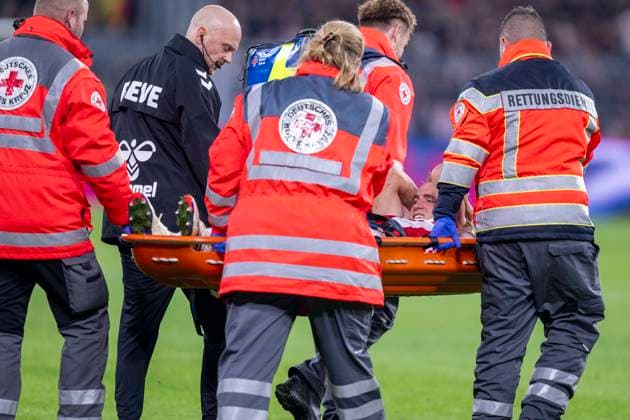 25.10.2025: Fußball: Borussia Dortmund - 1. FC Köln, 8. Spieltag im Signal-Iduna-Park. Timo Hübers (1. FC Köln) wird vom Platz getragen. WICHTIGER HINWEIS: Gemäß den Vorgaben der DFL und des DFB ist es untersagt, in dem Stadion und oder vom Spiel angefertigte Fotoaufnahmen in Form von Sequenzbildern und oder videoähnlichen Fotostrecken zu verwerten bzw. verwerten zu lassen. Copyright: xDavidxInderliedx