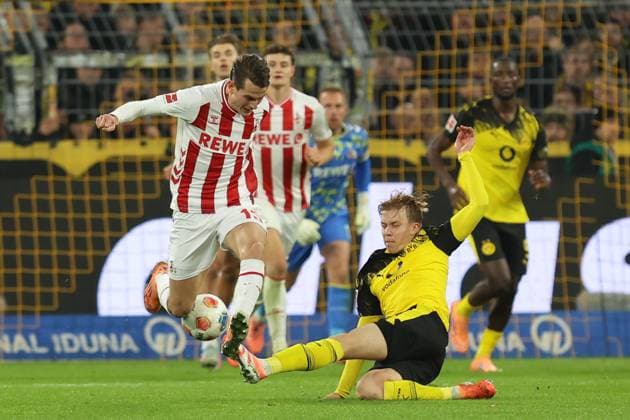 Zweikampf zwischen Daniel Svensson (Borussia Dortmund, 24) und Jakub Kaminski (1.FC Koeln, 16) GER, Borussia Dortmund gegen 1.FC Koeln, Fussball, 1.Liga, 8.Spieltag, Spielzeit 2025 2026, 25.10.2025 DFL REGULATIONS PROHIBIT ANY USE OF PHOTOGRAPHS AS IMAGE SEQUENCES AND OR QUASI-VIDEO GER, Borussia Dortmund gegen 1.FC Koeln, Fussball, 1.Liga, 8.Spieltag, Spielzeit 2025 2026, 25.10.2025 Dortmund Copyright: xEibner-Pressefoto FrankxZeisingx EP_FZG