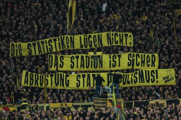 Fussball, Bundesliga Saison 2025 2026 8. Spieltag Borussia Dortmund - 1.FC Köln 25.10.2025, SIGNAL IDUNA PARK Fans Borussia Dortmund mit einem Spruchband mit der Aufschrift - Die Statistiken lügen nicht: Das Stadion ist sicher Abrüstung satt Populismus Dortmund SIGNAL IDUNA PARK Nordrhein-Westfalen Deutschland