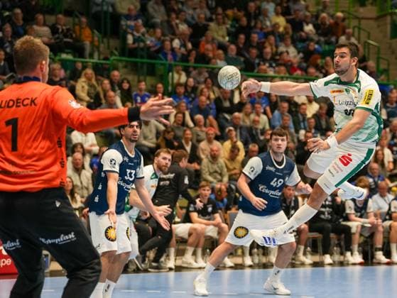 Luka Rogan (SC DHfK Leipzig, 33) gegen Keeper Christopher Rudeck (Bergischer HC, 1) Bergischer HC vs. SC DHfK Leipzig, Handball, 1. Bundesliga, 10. Spieltag, Saison 2025 2026, 25.10.2025 Bergischer HC vs. SC DHfK Leipzig, Handball, 1. Bundesliga, 10. Spieltag, Saison 2025 2026, 25.10.2025 Wuppertal Copyright: xEibner-Pressefoto DamianxKruczynx EP_DKI