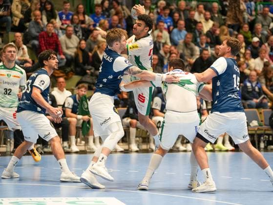 Ahmed Khairi (SC DHfK Leipzig, 17) beim Zweikampf gegen Gerdas Babarskas (Bergischer HC, 14) Bergischer HC vs. SC DHfK Leipzig, Handball, 1. Bundesliga, 10. Spieltag, Saison 2025 2026, 25.10.2025 Bergischer HC vs. SC DHfK Leipzig, Handball, 1. Bundesliga, 10. Spieltag, Saison 2025 2026, 25.10.2025 Wuppertal Copyright: xEibner-Pressefoto DamianxKruczynx EP_DKI