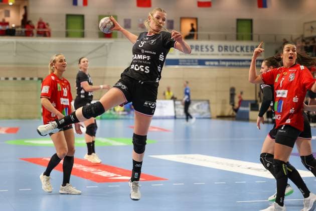 Naina Klein (TuS Metzingen, 09) wirft den Ball, Sprung. springt, SV Union Halle-Neustadt vs. TuSsies Metzingen, Handball, 1. Frauen Bundesliga, 6. Spieltag, Saison 2025 2026, 25.10.2025, SV Union Halle-Neustadt vs. TuSsies Metzingen, Handball, 1. Frauen Bundesliga, 6. Spieltag, Saison 2025 2026, 25.10.2025 Halle (Saale) Copyright: xEibner-Pressefoto LauraxRoemerx EP_LRR