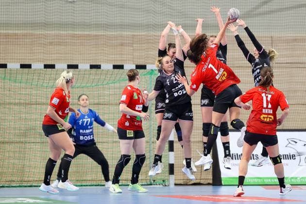 Svenja Demmel (TuS Metzingen, 21) und Mannschaft zum Block gegen Lynn Molenaar (SV Union Halle-Neustadt, 07), SV Union Halle-Neustadt vs. TuSsies Metzingen, Handball, 1. Frauen Bundesliga, 6. Spieltag, Saison 2025 2026, 25.10.2025, SV Union Halle-Neustadt vs. TuSsies Metzingen, Handball, 1. Frauen Bundesliga, 6. Spieltag, Saison 2025 2026, 25.10.2025 Halle (Saale) Copyright: xEibner-Pressefoto LauraxRoemerx EP_LRR