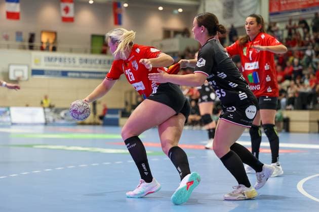 Sabrina Troester (TuS Metzingen, 07) haelt Lilli Roepcke (SV Union Halle-Neustadt, 25), SV Union Halle-Neustadt vs. TuSsies Metzingen, Handball, 1. Frauen Bundesliga, 6. Spieltag, Saison 2025 2026, 25.10.2025, SV Union Halle-Neustadt vs. TuSsies Metzingen, Handball, 1. Frauen Bundesliga, 6. Spieltag, Saison 2025 2026, 25.10.2025 Halle (Saale) Copyright: xEibner-Pressefoto LauraxRoemerx EP_LRR