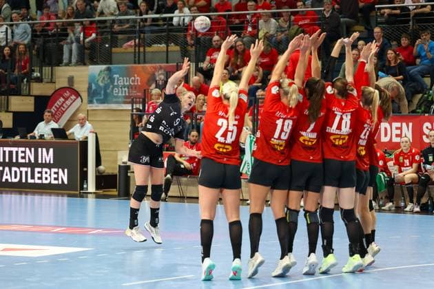 Naina Klein (TuS Metzingen, 09) Freiwurf gegen Mauer um Lilli Roepcke (SV Union Halle-Neustadt, 25), Lea Gruber (SV Union Halle-Neustadt, 19), SV Union Halle-Neustadt vs. TuSsies Metzingen, Handball, 1. Frauen Bundesliga, 6. Spieltag, Saison 2025 2026, 25.10.2025, SV Union Halle-Neustadt vs. TuSsies Metzingen, Handball, 1. Frauen Bundesliga, 6. Spieltag, Saison 2025 2026, 25.10.2025 Halle (Saale) Copyright: xEibner-Pressefoto LauraxRoemerx EP_LRR