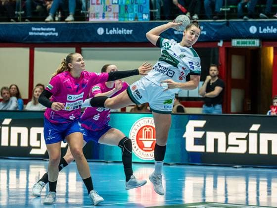 Stephanie Elies (Frisch Auf Frauen, 63) setzt sich gegen Angunn Gudmestad Union Neckarsulm, 07) durch, Sport-Union Neckarsulm vs. Frisch Auf Goeppingen, Handball, 1. Bundesliga, Spielzeit 2025 2026, 25.10.2025 Sport-Union Neckarsulm vs. Frisch Auf Goeppingen, Handball, 1. Bundesliga, Spielzeit 2025 2026, 25.10.2025 Neckarsulm Copyright: xEibner-Pressefoto MichaelxSchmidx EP_MST