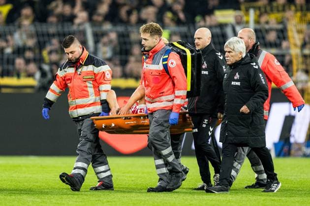 1. Fussball Bundesliga: Borussia Dortmund vs. 1. FC Koeln, 25.10.2025 DORTMUND, GERMANY - OCTOBER 25: Timo Huebers (Hübers, Hubers, 1. FC Koeln, 4) is being carried off the pitch by medical staff after injury during the Bundesliga match between Borussia Dortmund vs. 1. FC Koeln at Signal Iduna Park on matchday 8 of the 1. Fussball Bundesliga on October 25, 2025 in Dortmund, Germany. DFL REGULATIONS PROHIBIT ANY USE OF PHOTOGRAPHS AS IMAGE SEQUENCES AND OR QUASI-VIDEO. Copyright: xBEAUTIFULxSPORTS Wunderlx