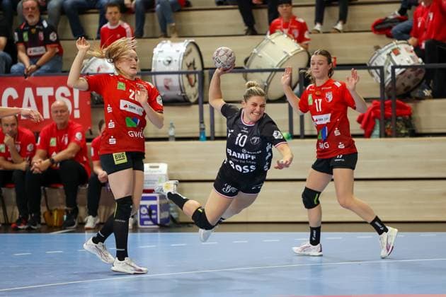 Nele Franz (TuS Metzingen, 10) geht mit Ball zu Boden, wirft den Ball, gegen Emma Hertha (SV Union Halle-Neustadt, 17), SV Union Halle-Neustadt vs. TuSsies Metzingen, Handball, 1. Frauen Bundesliga, 6. Spieltag, Saison 2025 2026, 25.10.2025, SV Union Halle-Neustadt vs. TuSsies Metzingen, Handball, 1. Frauen Bundesliga, 6. Spieltag, Saison 2025 2026, 25.10.2025 Halle (Saale) Copyright: xEibner-Pressefoto LauraxRoemerx EP_LRR
