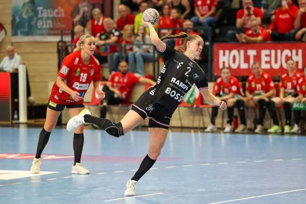 Selina Lindemann (TuS Metzingen, 02) zum Strafwurf, 7 Meter, wirft den Ball , SV Union Halle-Neustadt vs. TuSsies Metzingen, Handball, 1. Frauen Bundesliga, 6. Spieltag, Saison 2025 2026, 25.10.2025, SV Union Halle-Neustadt vs. TuSsies Metzingen, Handball, 1. Frauen Bundesliga, 6. Spieltag, Saison 2025 2026, 25.10.2025 Halle (Saale) Copyright: xEibner-Pressefoto LauraxRoemerx EP_LRR