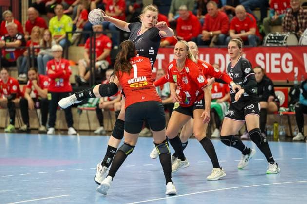 Naina Klein (TuS Metzingen, 09) wirft den Ball, Lynn Molenaar (SV Union Halle-Neustadt, 07) versucht zu blocken, SV Union Halle-Neustadt vs. TuSsies Metzingen, Handball, 1. Frauen Bundesliga, 6. Spieltag, Saison 2025 2026, 25.10.2025, SV Union Halle-Neustadt vs. TuSsies Metzingen, Handball, 1. Frauen Bundesliga, 6. Spieltag, Saison 2025 2026, 25.10.2025 Halle (Saale) Copyright: xEibner-Pressefoto LauraxRoemerx EP_LRR