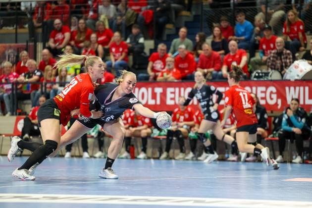 Svenja Demmel (TuS Metzingen, 21) mit Ball gegen Marie Polakova (SV Union Halle-Neustadt, 23), SV Union Halle-Neustadt vs. TuSsies Metzingen, Handball, 1. Frauen Bundesliga, 6. Spieltag, Saison 2025 2026, 25.10.2025, SV Union Halle-Neustadt vs. TuSsies Metzingen, Handball, 1. Frauen Bundesliga, 6. Spieltag, Saison 2025 2026, 25.10.2025 Halle (Saale) Copyright: xEibner-Pressefoto LauraxRoemerx EP_LRR