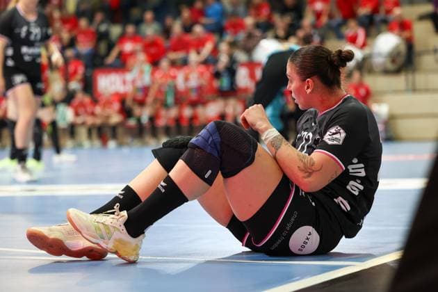 Gabriela Bitolo (TuS Metzingen, 22) geht zu Boden, SV Union Halle-Neustadt vs. TuSsies Metzingen, Handball, 1. Frauen Bundesliga, 6. Spieltag, Saison 2025 2026, 25.10.2025, SV Union Halle-Neustadt vs. TuSsies Metzingen, Handball, 1. Frauen Bundesliga, 6. Spieltag, Saison 2025 2026, 25.10.2025 Halle (Saale) Copyright: xEibner-Pressefoto LauraxRoemerx EP_LRR