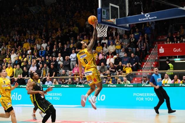 ProA - Phoenix Hagen vs. BBC Bayreuth; Hagen; 24.10.2025 Marcus Graves (Phoenix Hagen, 0, Guard) beim freien Korbleger Copyright: xBEAUTIFULxSPORTS Piepenstockx