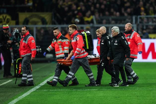 Fussball, Bundesliga Saison 2025 2026 8. Spieltag Borussia Dortmund - 1.FC Köln 25.10.2025, SIGNAL IDUNA PARK Timo Hübers (1. FC Köln, 4) muss von Sanitätern verletzt vom Spielfeld getragen werden Dortmund SIGNAL IDUNA PARK Nordrhein-Westfalen Deutschland