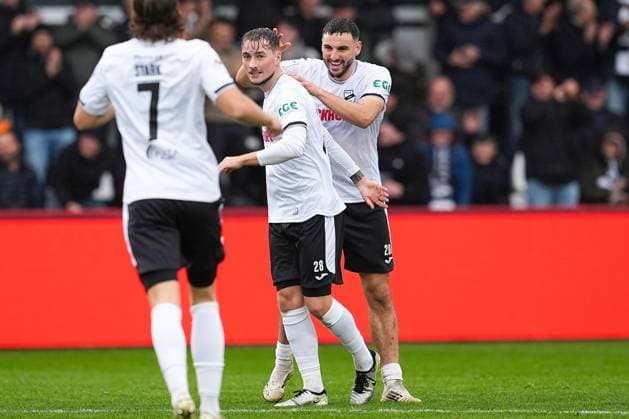 25.10.2025, xydrx, Fußball, 3.Liga, SC Verl - SSV Ulm 1846, Saison 2025 2026, Sportclub Arena: Torjubel nach dem Tor zum 5:0 für den SC Verl durch Torschütze Yari Otto (SC Verl 28) zusammen mit Oualid Mhamdi (SC Verl 20) DFB regulations prohibit any use of photographs as image sequences and or quasi-video. Nordrhein-Westfahlen Deutschland