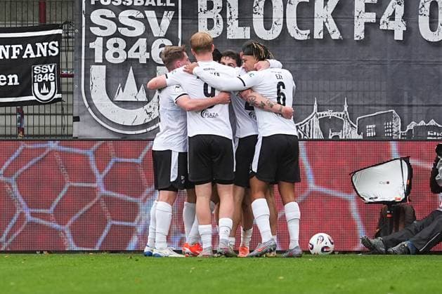 25.10.2025, xydrx, Fußball, 3.Liga, SC Verl - SSV Ulm 1846, Saison 2025 2026, Sportclub Arena: Torjubel nach dem Tor zum 1:0 für den SC Verl durch Torschütze Berkan Taz (SC Verl 10) zusammen mit Oualid Mhamdi (SC Verl 20) und Timur Gayret (SC Verl 30) und Joshua Chima Eze (SC Verl 6) DFB regulations prohibit any use of photographs as image sequences and or quasi-video. Nordrhein-Westfahlen Deutschland