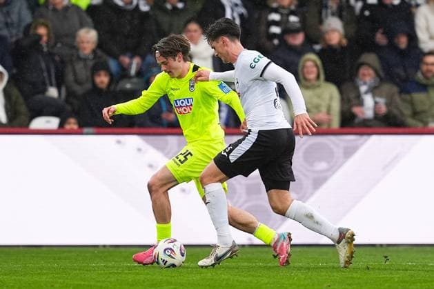 25.10.2025, xydrx, Fußball, 3.Liga, SC Verl - SSV Ulm 1846, Saison 2025 2026, Sportclub Arena: Elias Loeder (SSV Ulm 1846 25) im Zweikampf gegen Martin Ens (SC Verl 5) DFB regulations prohibit any use of photographs as image sequences and or quasi-video. Nordrhein-Westfahlen Deutschland