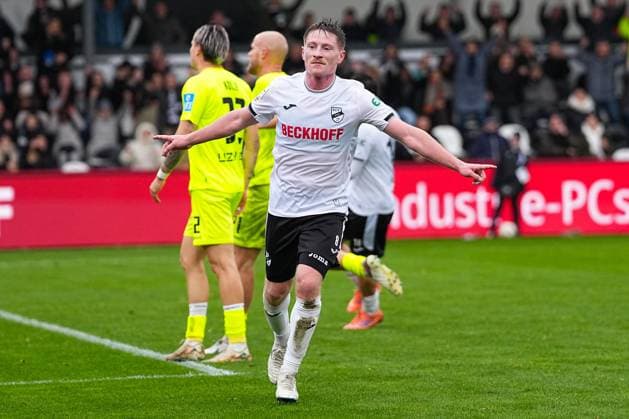 25.10.2025, xydrx, Fußball, 3.Liga, SC Verl - SSV Ulm 1846, Saison 2025 2026, Sportclub Arena: Torjubel nach dem Tor zum 4:0 für den SC Verl durch Torschütze Dennis Waidner (SC Verl 8) DFB regulations prohibit any use of photographs as image sequences and or quasi-video. Nordrhein-Westfahlen Deutschland
