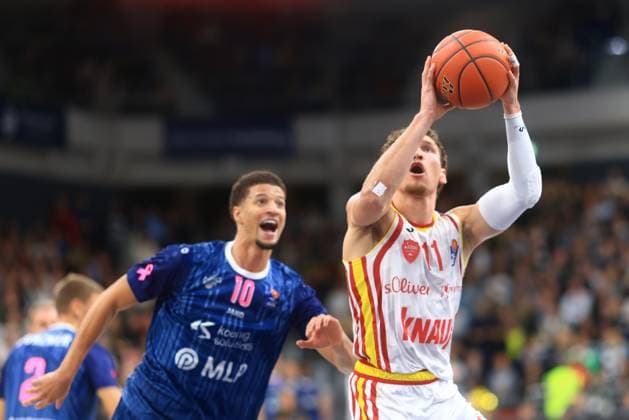 RECORD DATE NOT STATED Samuell Williamson (10; MLP Academics Heidelberg) versucht einen Korbwurf, während Brae Ivey (11; Fitness First) verteidigt easyCredit BBL: MLP Academics Heidelberg – Fitness First Würzburg Baskets am 25.10.2025 im SNP-Dome, Heidelberg Samuell Williamson (10; MLP Academics Heidelberg) beim Korbwurf Copyright: xSpeedshotx