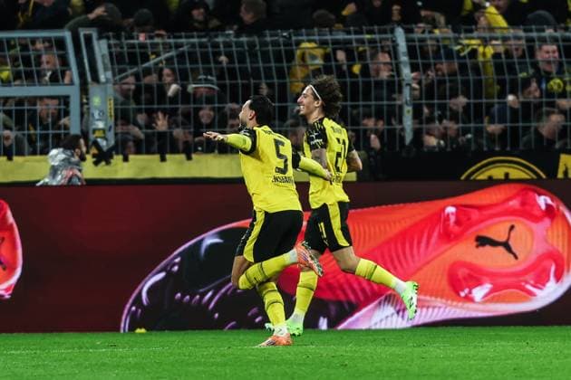 Fussball, Bundesliga Saison 2025 2026 8. Spieltag Borussia Dortmund - 1.FC Köln 25.10.2025, SIGNAL IDUNA PARK Ramy Bensebaini (Borussia Dortmund, 5) freut sich nach dem Tor zum 1-0 für Borussia Dortmund durch Maximilian Beier (Borussia Dortmund, 14) Dortmund SIGNAL IDUNA PARK Nordrhein-Westfalen Deutschland