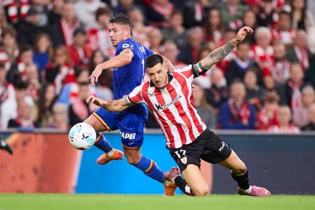 October 25, 2025, Bilbao, Vizcaya, SPAIN: Kiko Femenia of Getafe CF competes for the ball with Yuri Berchiche of Athletic Club during the LaLiga EA Sports match between Athletic Club and Getafe CF at San Mames on October 25, 2025, in Bilbao, Spain. Bilbao SPAIN - ZUMAa181 20251025_zaa_a181_241 Copyright: xRicardoxLarreinax