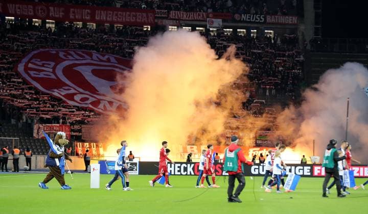 Pyrotechnik, Bengalos, Feuerwerk im Düsseldorfer Fanblock beim Einlaufen der Mannschaften Fußball Fussball DFL 2.Bundesliga Herren 10. Spieltag Saison 2025 2026 25.10.2025 Hertha BSC Berlin vs. Fortuna Düsseldorf DFL regulations prohibit any use of photographs as image sequences and or quasi-video