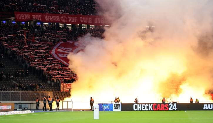 Pyrotechnik, Bengalos, Feuerwerk im Düsseldorfer Fanblock beim Einlaufen der Mannschaften Fußball Fussball DFL 2.Bundesliga Herren 10. Spieltag Saison 2025 2026 25.10.2025 Hertha BSC Berlin vs. Fortuna Düsseldorf DFL regulations prohibit any use of photographs as image sequences and or quasi-video