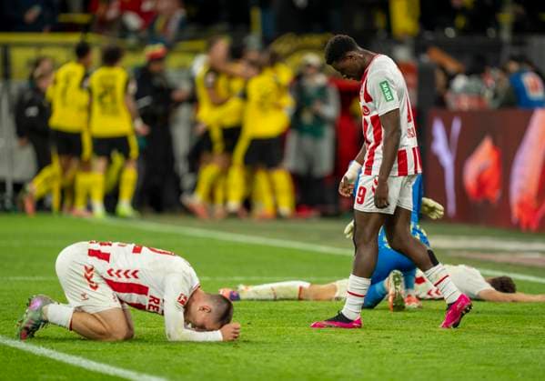 Tor durch Maximilian BEIER (Borussia Dortmund, 14) vorne sind Spieler vom 1.FC Köln enttäuscht am Boden. Hier. Ragnar Ache (1. FC Koeln, 9) 25.10.2025, Fussball, 1. Bundesliga: Borussia Dortmund - 1. FC Köln in Dortmund, Signal Iduna Park DFL regulations prohibit any use of photographs as image sequences and or quasi-video. Copyright: HMBxMedia xMarcoxBader